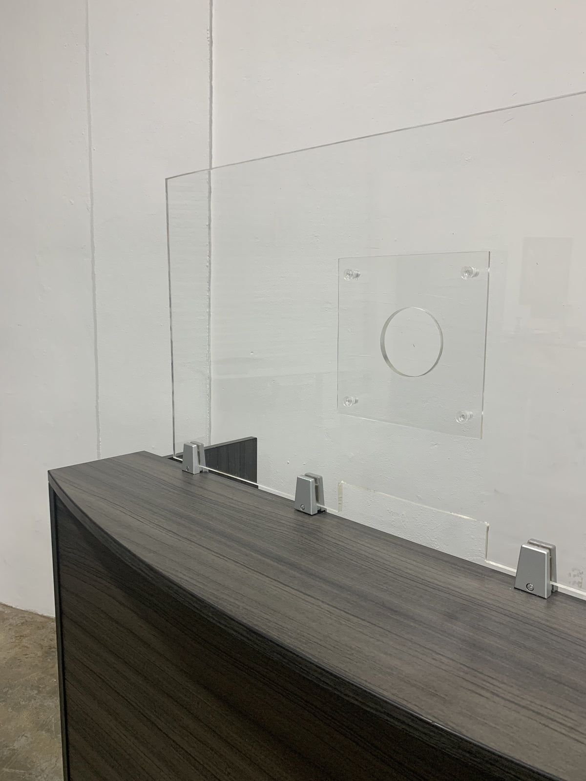 FRONTLINE20 COUNTERTOP 24" INVISIBLE BARRIER WITH CLEAR SPEAK THRU