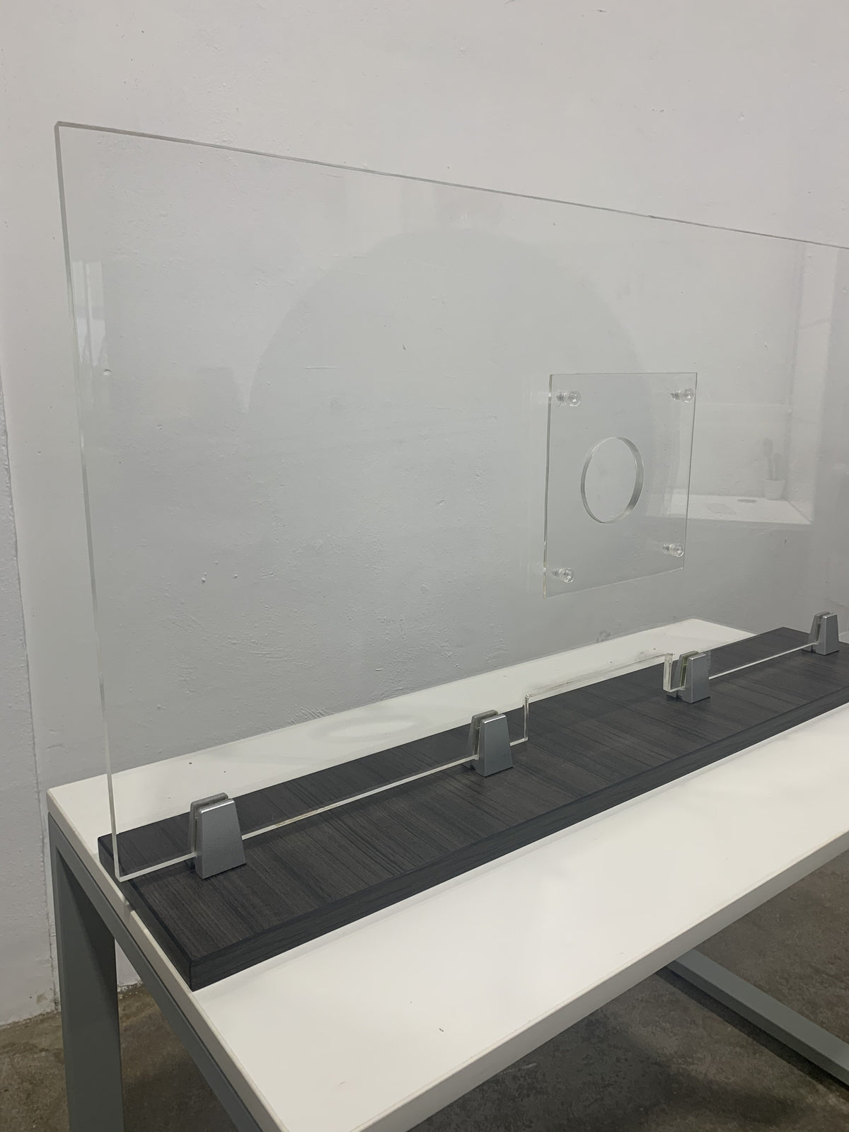 FRONTLINE20 COUNTERTOP 24" INVISIBLE BARRIER WITH CLEAR SPEAK THRU